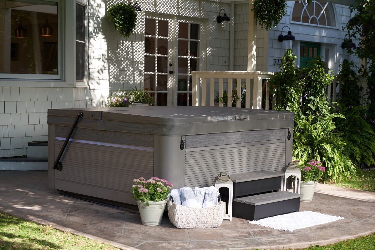 Outdoor hot tub with hot tub cover in place